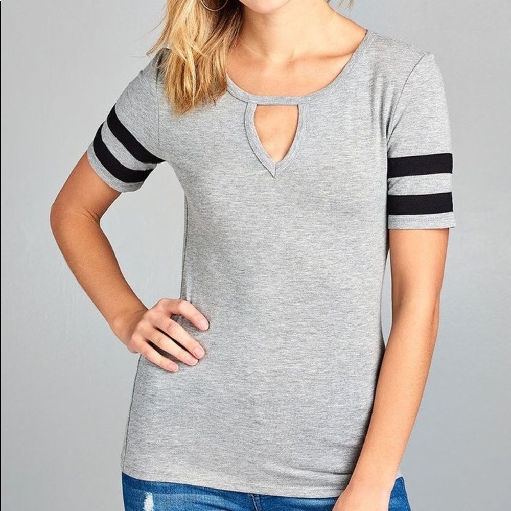 Active Wear T-shirt Keyhole Gray Stripped Arm